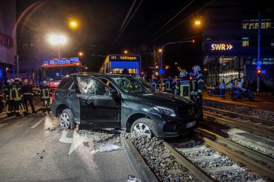 Stuttgart Ost: Mercedes von Stadtbahn mitgeschleift